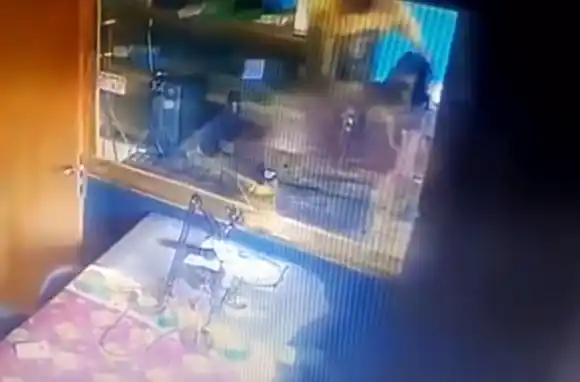 Video: un periodista fue brutalmente agredido durante su programa de radio por denunciar hechos de corrupción