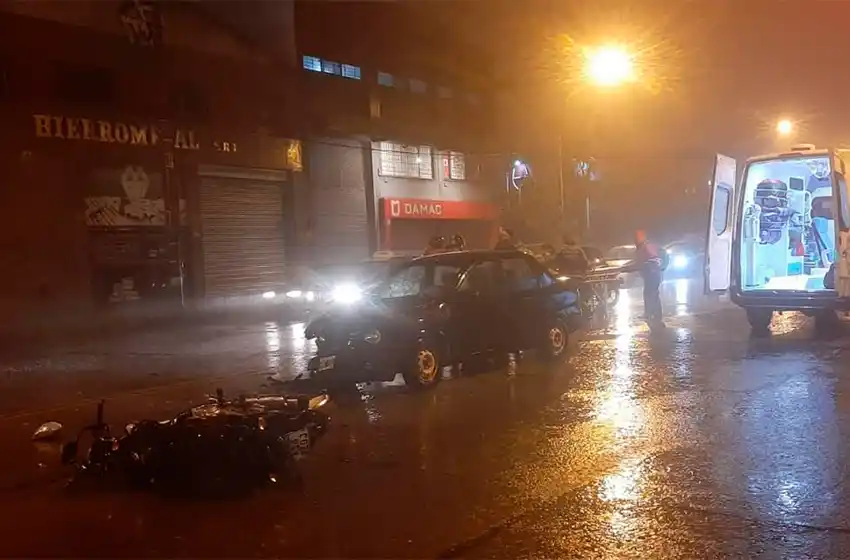 Operan de urgencia a un conductor de una moto tras un choque