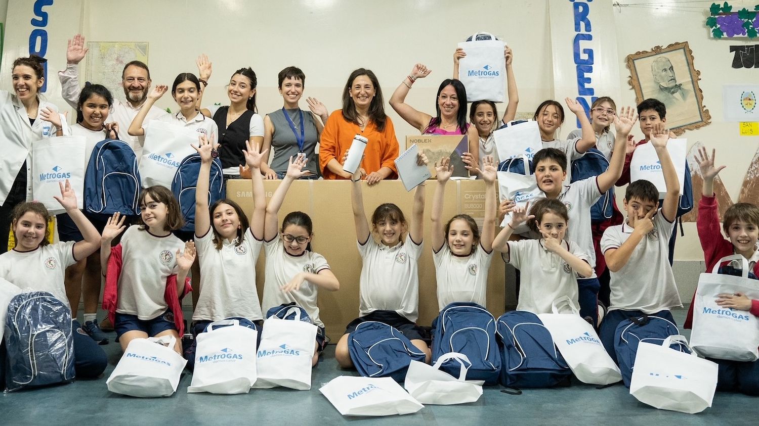 Alumnos de una escuela primaria reciben materiales educativos como parte del programa Hogar Cálido Hogar, impulsado por Metrogas para promover el uso seguro y responsable del gas natural desde la infancia.