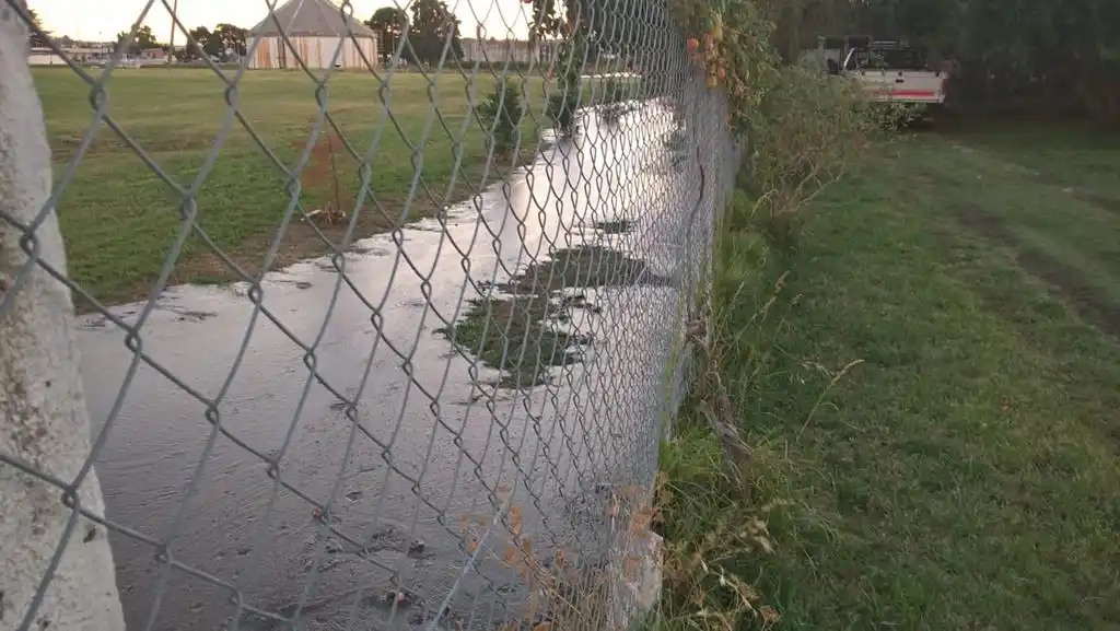 Un verdadero río de desechos cloacales