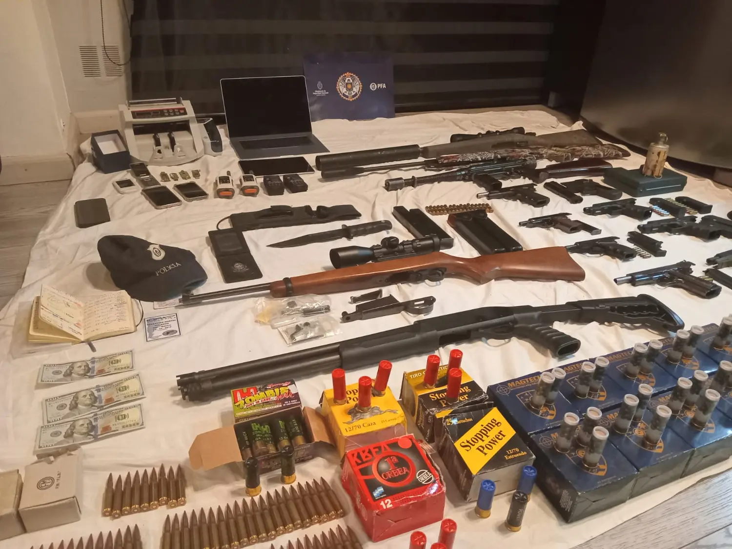 El FBI argentino secuestró una gran cantidad de drogas y armas en provincia de Buenos Aires.
