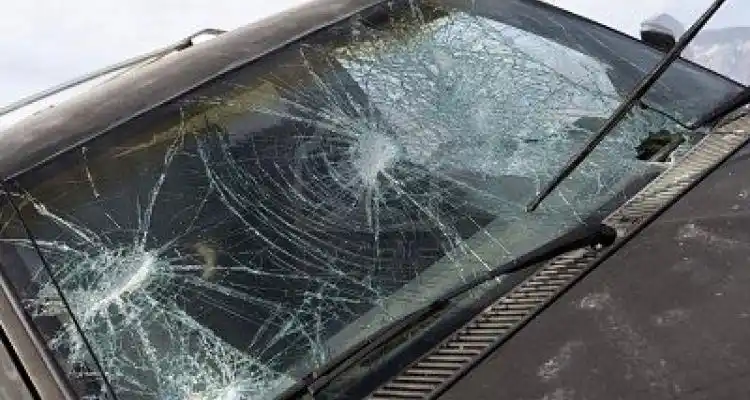 Allanaron su vivienda y rompió el vidrio de la camioneta del vecino