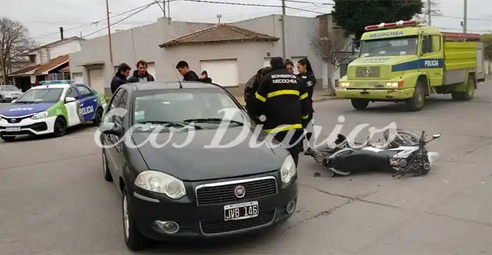 Un motociclista se fracturó una pierna en un accidente