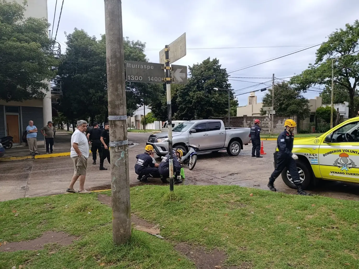Los médicos inmovilizaron la pierna derecha de la víctima ante una posible fractura. Foto: BVVT