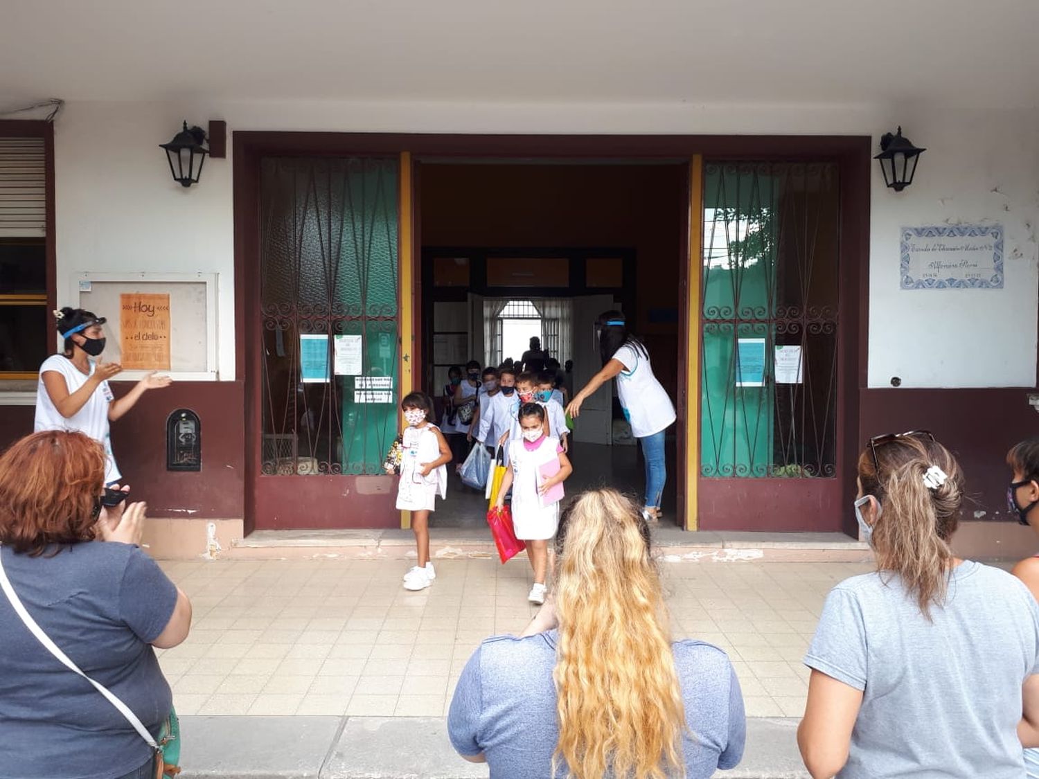 Coronavirus: en las escuelas está permitido no usar barbijo al aire libre