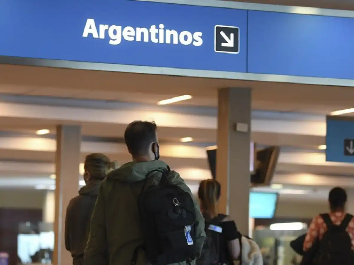 Dispusieron el aislamiento de 47 personas que llegaron de Reino Unido