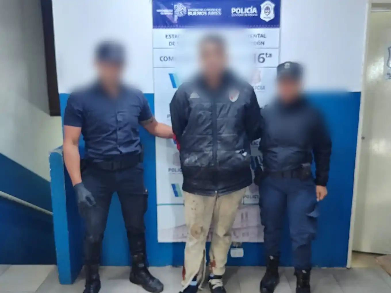 El sujeto terminó con un lesión en un tobillo tras intentar golpear a un efectivo en la cabeza.