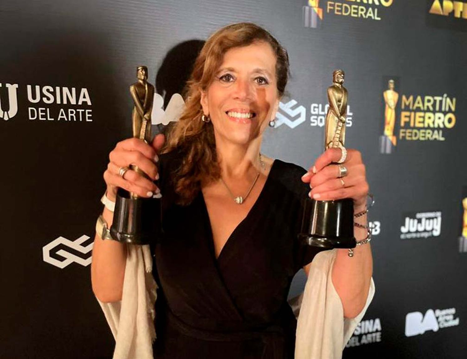 Paula Martínez trajo dos Martin Fierro para Tandil