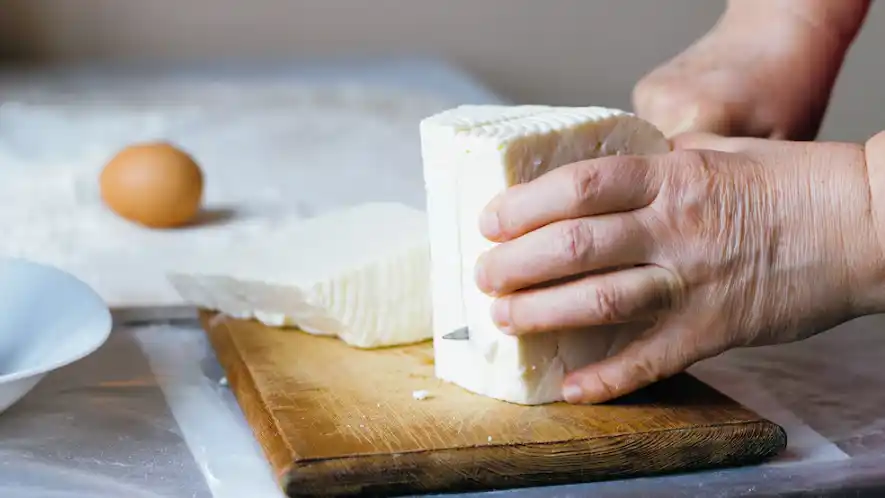 Anmat y Senasa alertaron por una bacteria en un queso de consumo masivo: riesgos, lote afectado y las recomendaciones