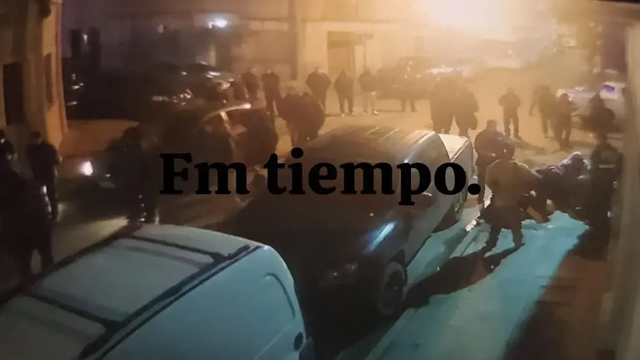 La imagen de FM Tiempo muestra el momento en que son reducidos los integrantes de la banda que intento robar el Banco Provincia de Baradero.