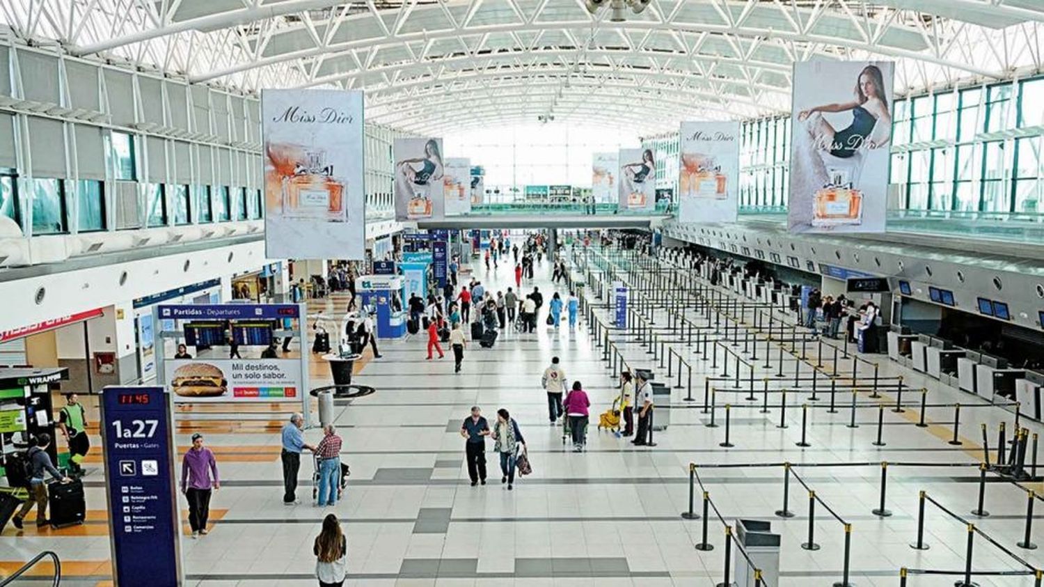 Amenaza de bomba en Ezeiza: una mujer llamó para demorar un vuelo en el que viajaba su pareja y generó el pánico