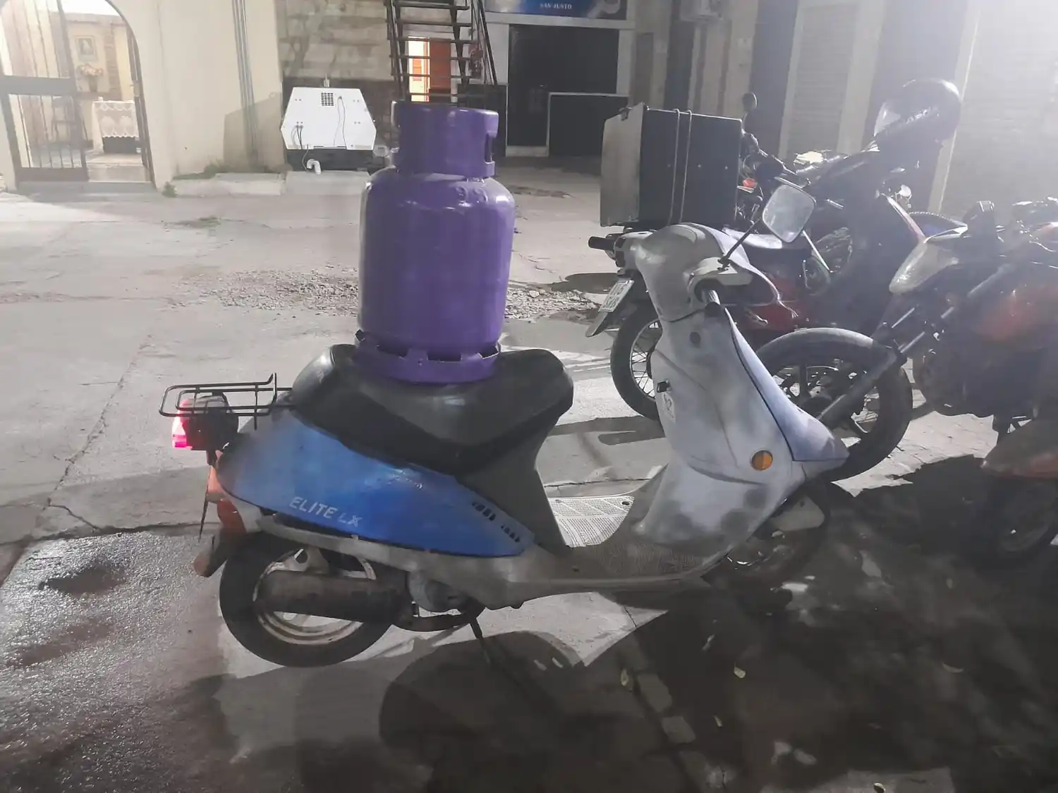 La moto y la garrafa recuperadas.