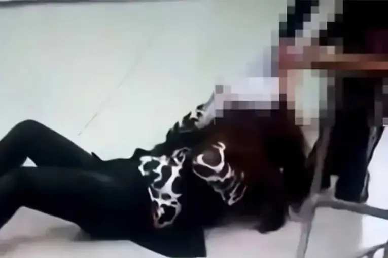 VIDEO | Una alumna golpeó y arrastró de los pelos a una profesora tras pedirle que guarde el celular
