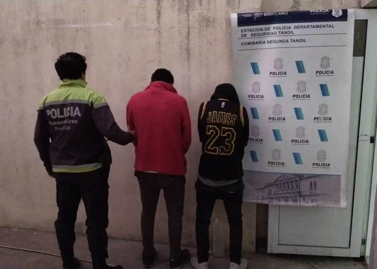 Entraron a un negocio a punta de cuchillo, robaron y luego fueron aprehendidos