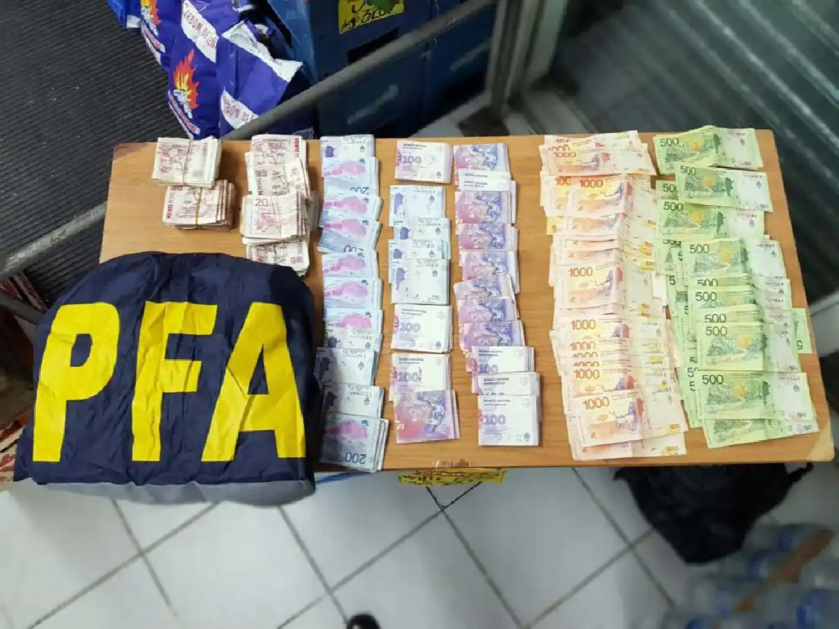 Detienen a cinco integrantes de una banda acusada de hackear una cuenta bancaria y desviar fondos