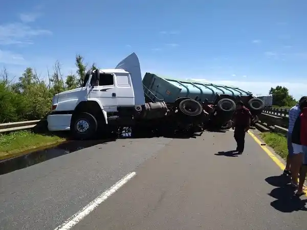 Un camión chocó la cabecera de un puente y quedó atravesado en la Ruta 12
