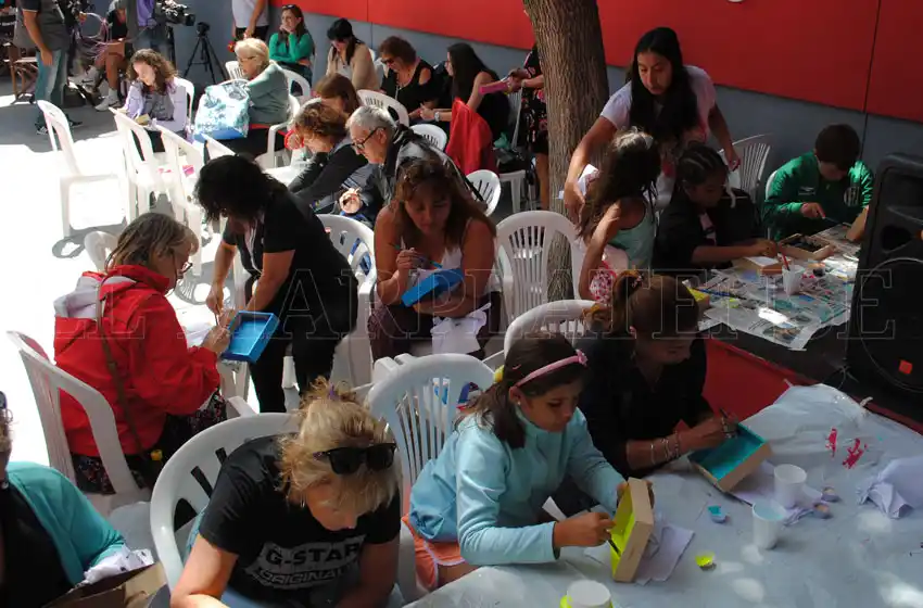 La pintura le puso color a una mañana gris en Espacio Clarín