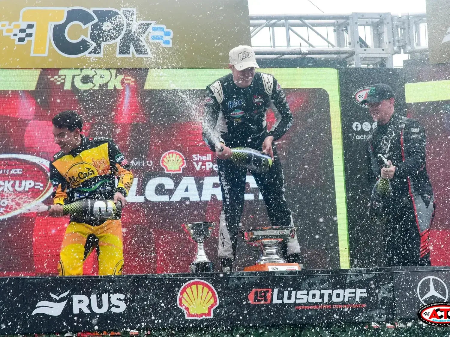 Festejo burbujeante en el podio de Balcarce para Palazzo, Fritzler y Valle, los tres primeros en el TC Pick Up.Foto:ACTC