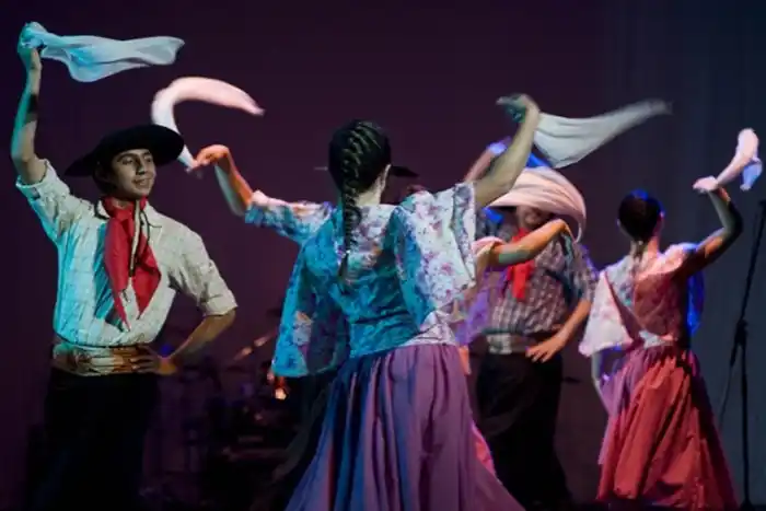 Analizan incorporar el folklore y la Educación Emocional a la currícula escolar