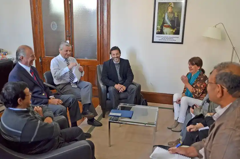 Presentan documentación para construir viviendas
