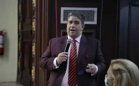 José Gregorio Correa pide a la OMS liberar licencias y tratamientos médicos contra COVID-19