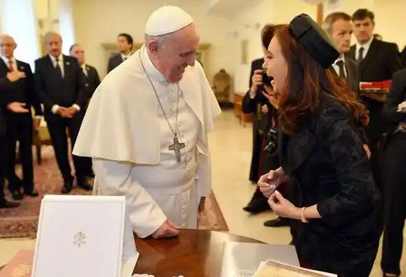 Antes de las PASO, el Papa Francisco recibe a Cristina en el Vaticano