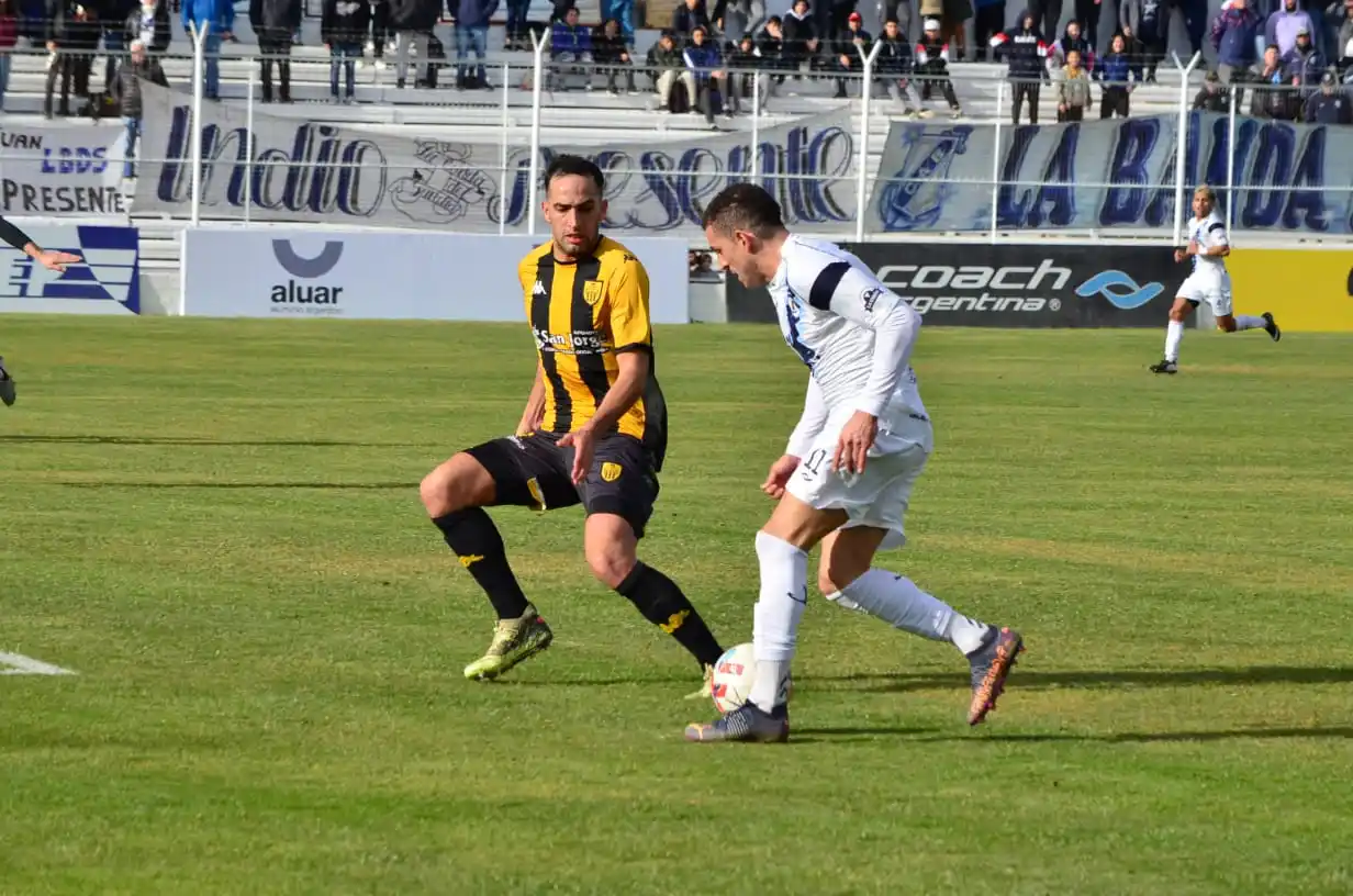 FOTO DANIEL PATERNOSTER / PRENSA BROWN Mauro Fernández maniobra ante la marca de Agustín Osinaga.