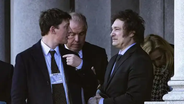 Santiago Caputo junto a Javier Milei