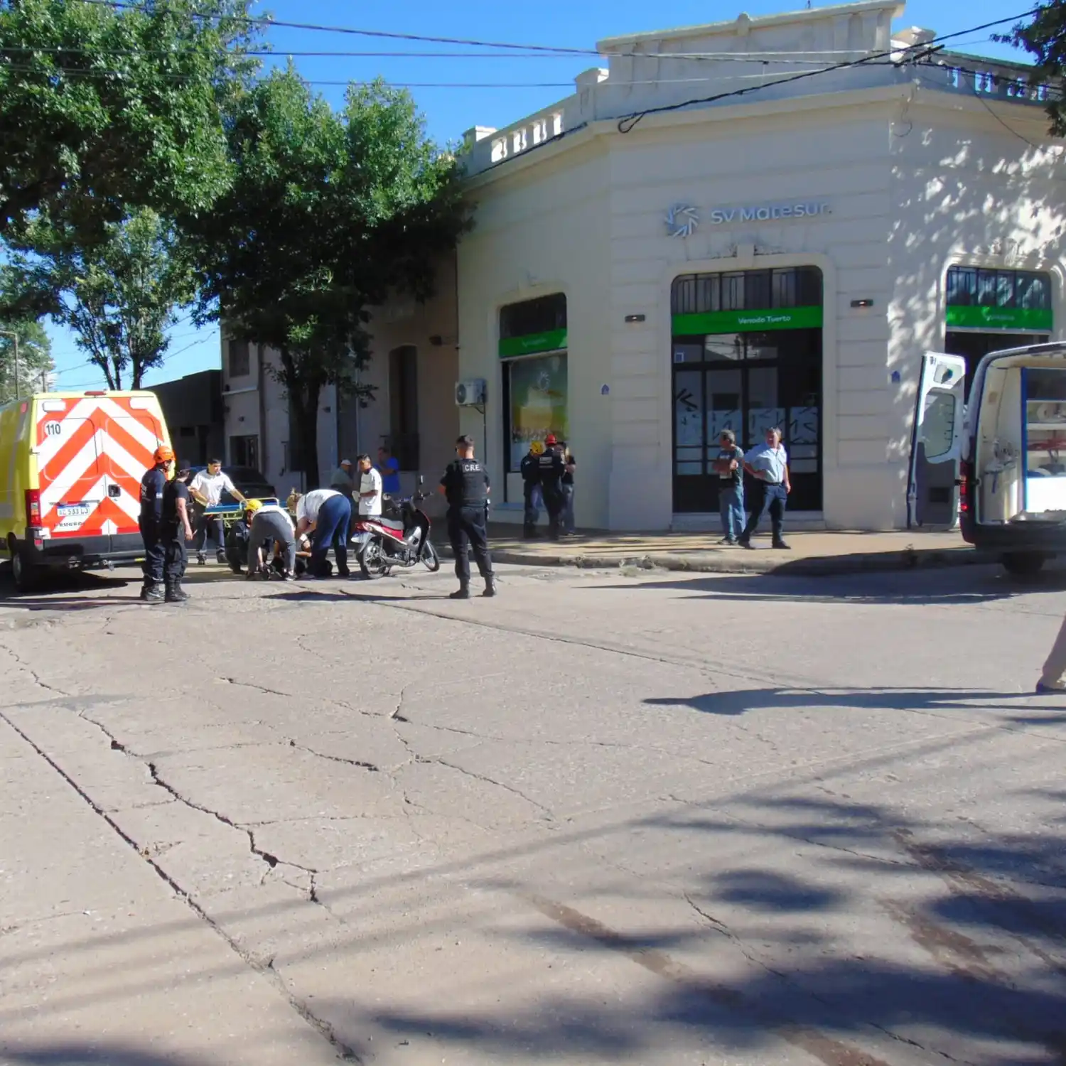 El momento en que los servicios de emergencias trasladaban a la mujer de 36 años. Foto: Bomberos Voluntarios de Venado Tuerto.
