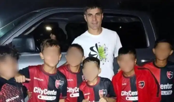 Newell"s sancionó a chicos por sacarse una foto con un jugador y referente de su archirrival, Rosario Central.