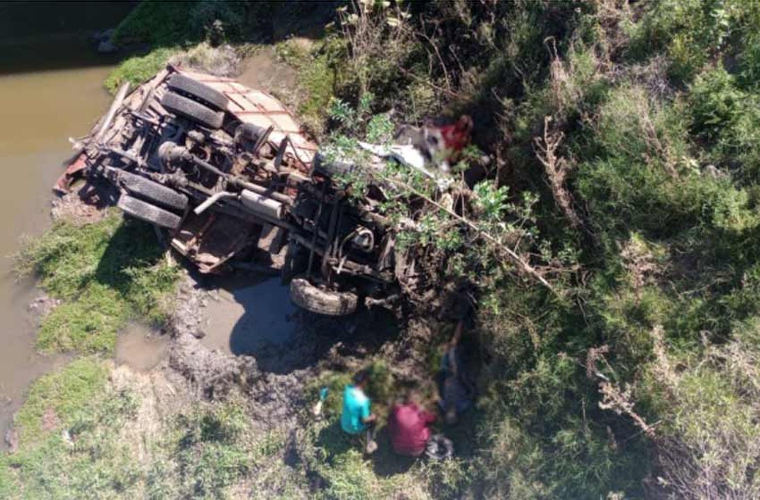 Choque fatal en la autopista Rosario-Buenos Aires: un camión cayó al Arroyo del Medio y falleció su conductor