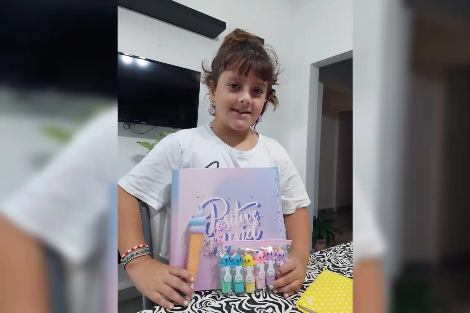 Olivia, con su premio de La Bomba.