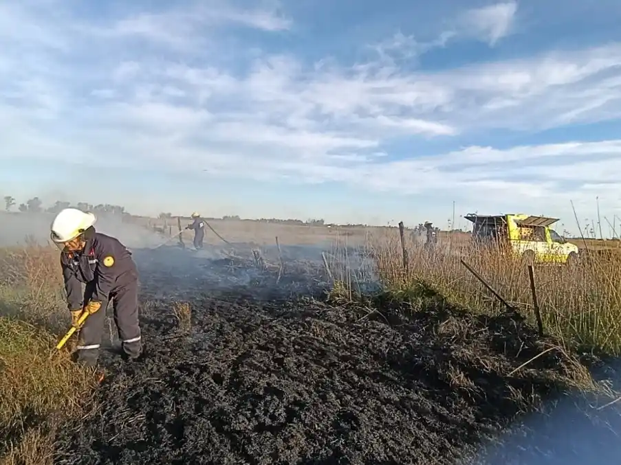Incendio de pastizales en la zona rural cercana al barrio Parque Cumelén. Foto: BVVT