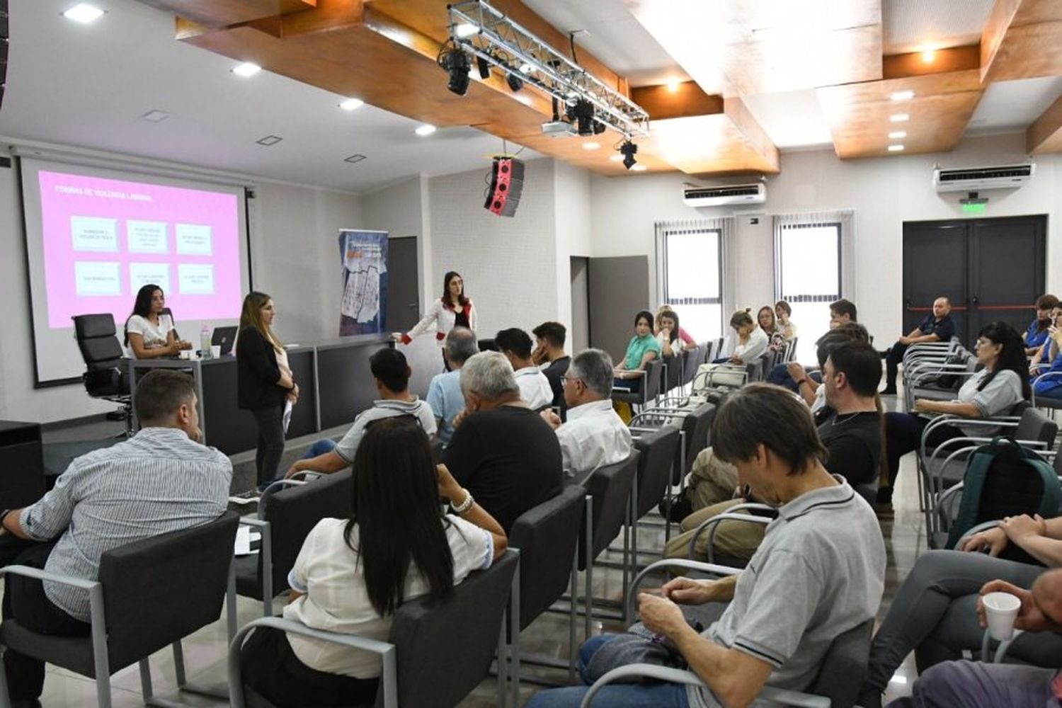 Charla destinada al personal jerarquizado en la que se abordó la temática de violencia laboral y de género en el ámbito laboral