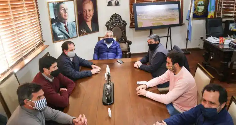 Salazar recibió protocolo de bares y restaurantes pero lo elevará cuando Provincia haga anuncios al respecto