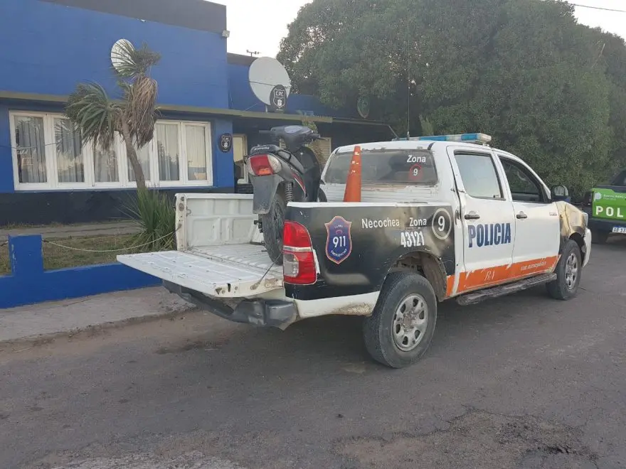 Durante una persecución, abandonó una cartera y una moto robada