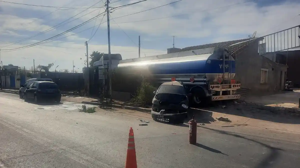 Un camión de YPF se quedó sin frenos, chocó a cuatro autos y se incrustó en una casa