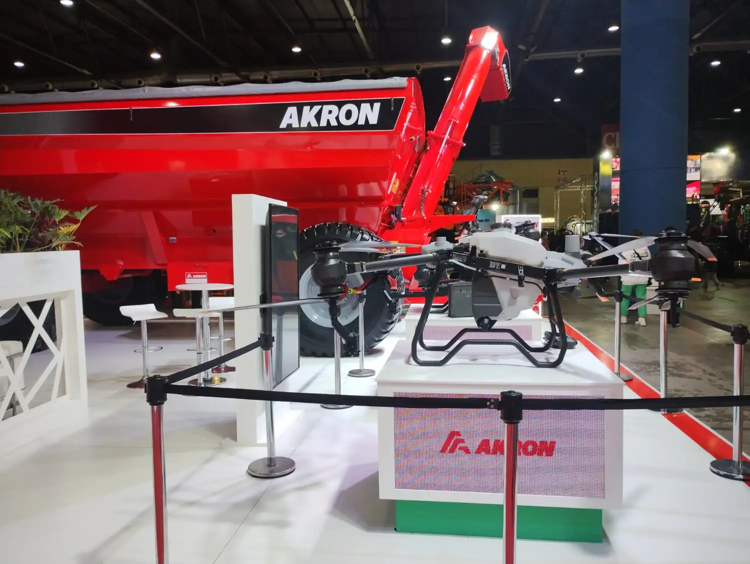 Los drones agrícolas DJI y la tolva autodescargable Gran Max 4234, productos “estrella” del stand