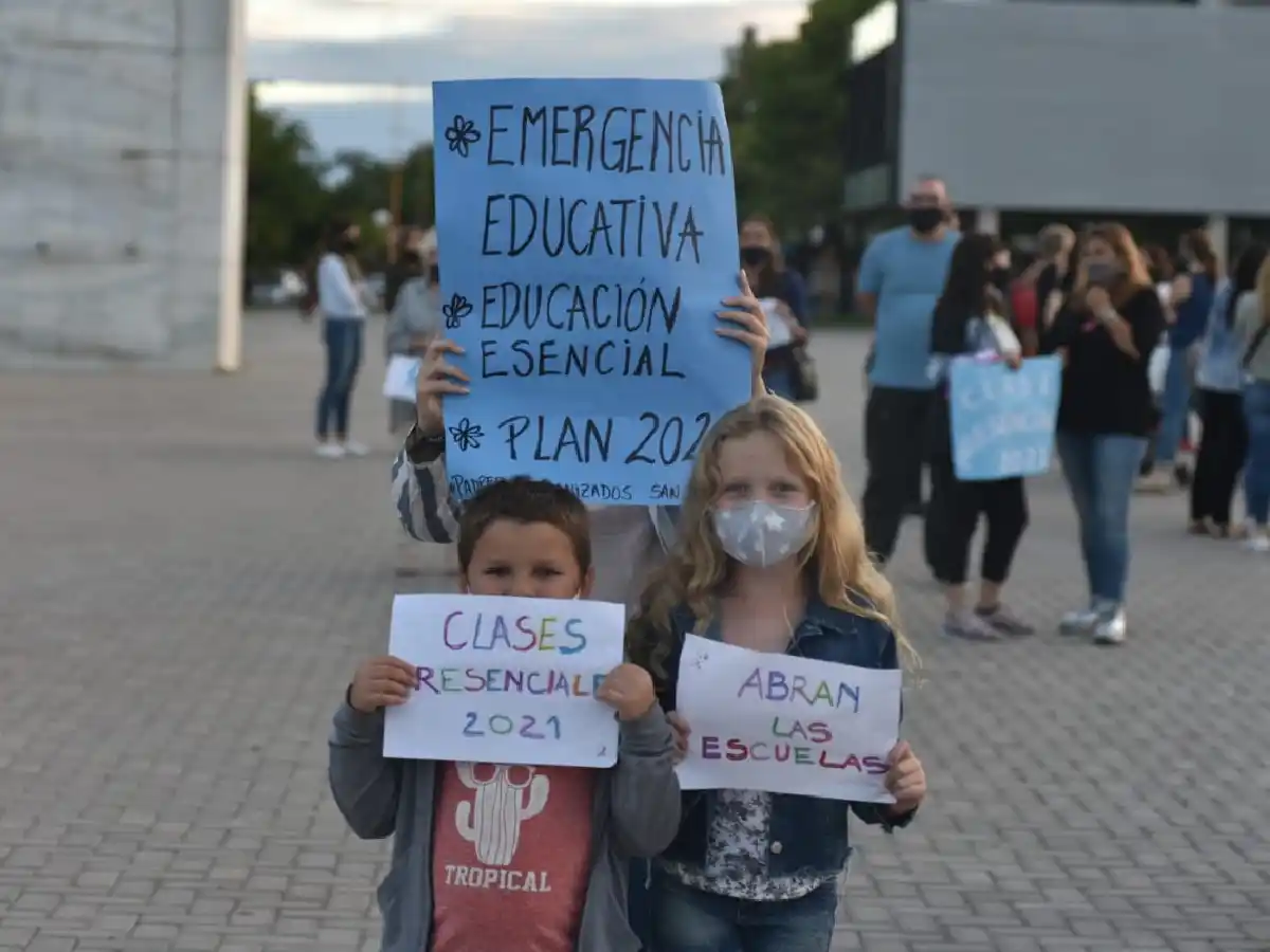 Actividad “esencial” y vuelta a las aulas:  el reclamo de los padres en  San Francisco             