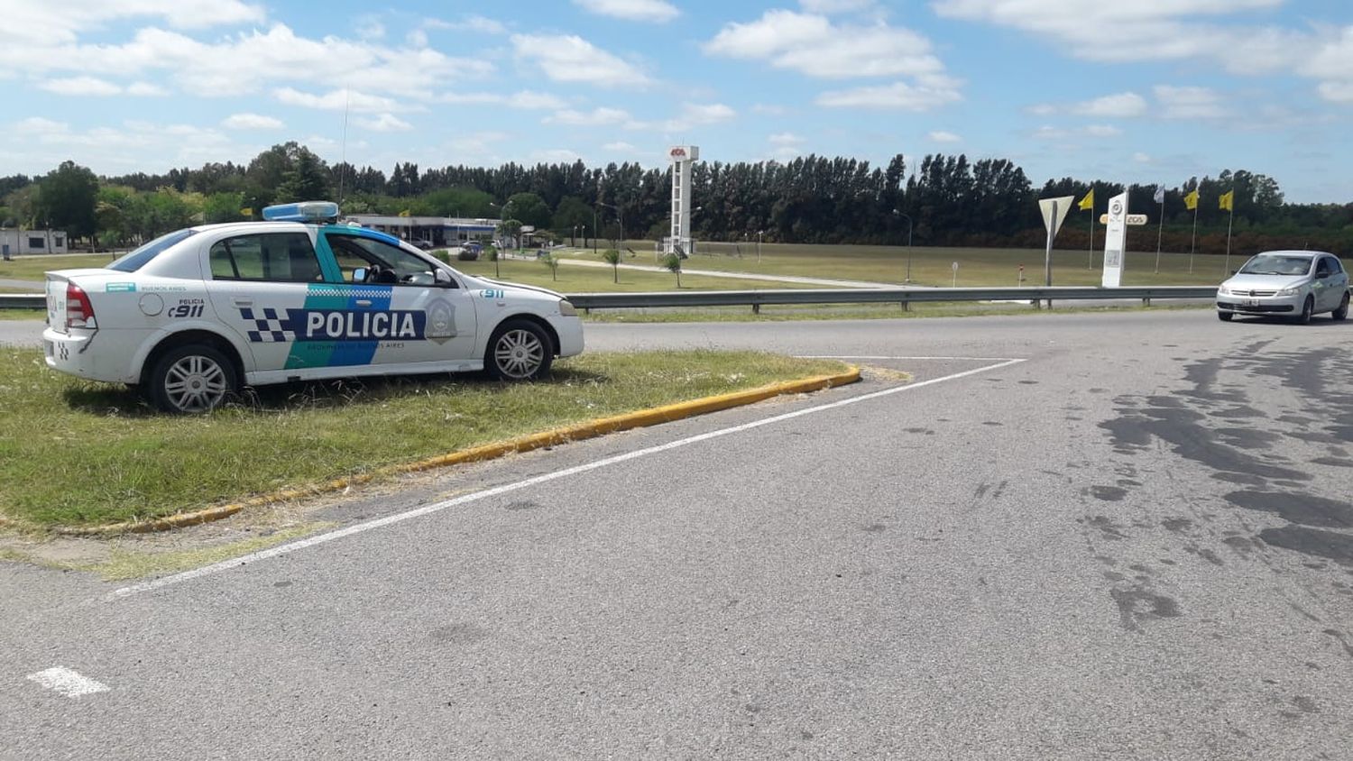 Ruta 1001: camión volcó su acoplado y restringieron el tránsito