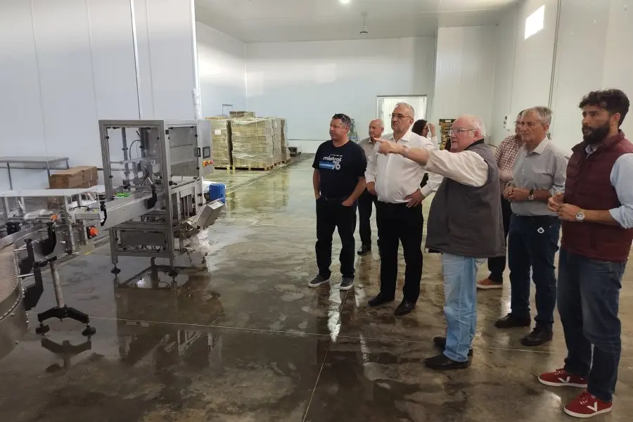 Calvo visitó la planta de alimentos Clucelat