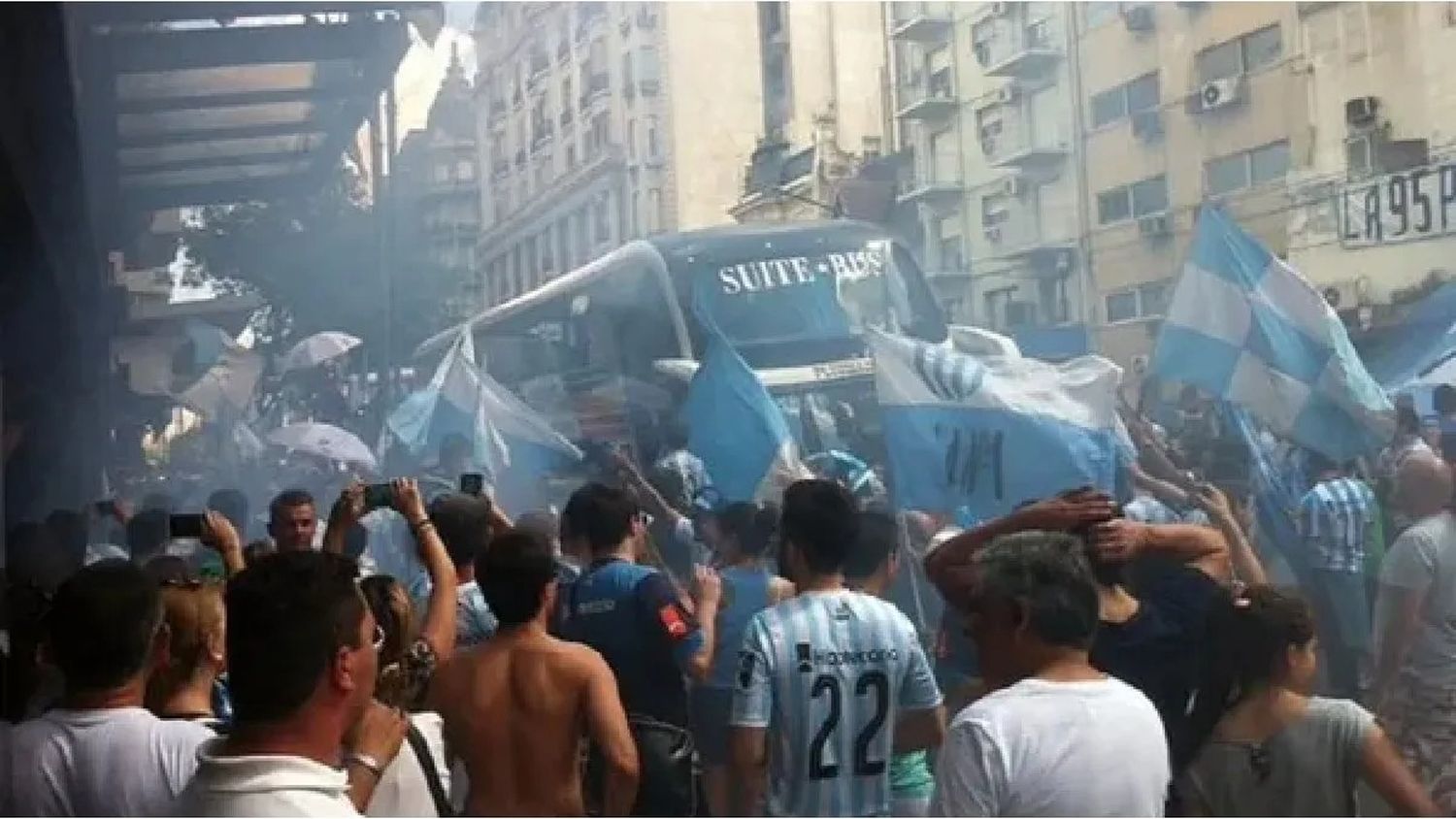 Los hinchas de Racing despiden al plantel con un banderazo y caravana rumbo a Paraguay