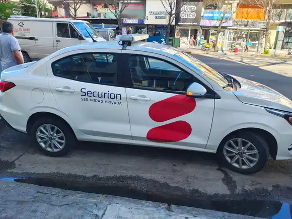 Le quiso robar una rueda de auxilio a una empresa de seguridad y fue reducido por un empleado