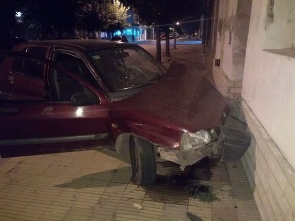 Perdieron el control y chocaron una casa