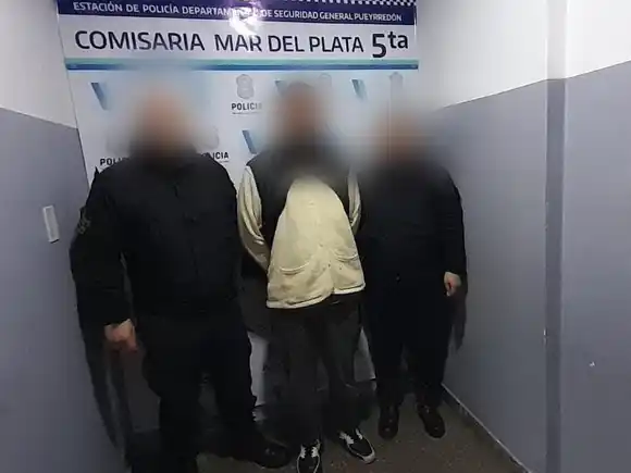 Un hombre asaltó un almacén, golpeó al personal policial y fue detenido