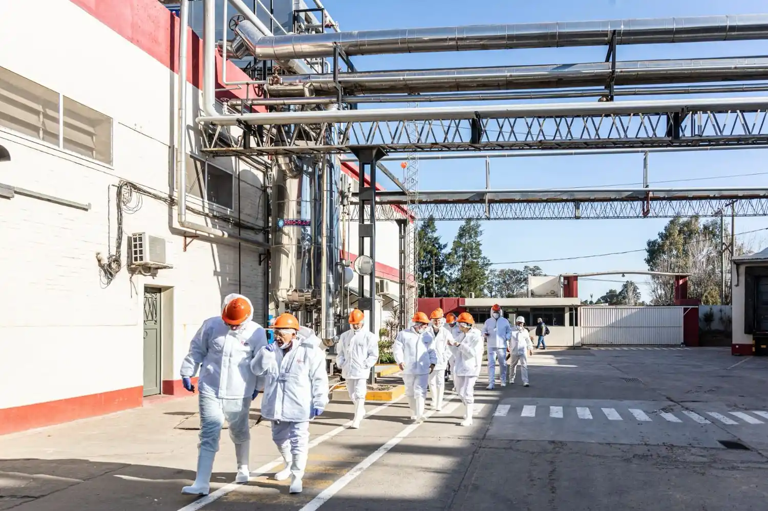 Durante la actividad, los visitantes recorrieron la sala de producción, el laboratorio de la empresa y la planta de rendering.