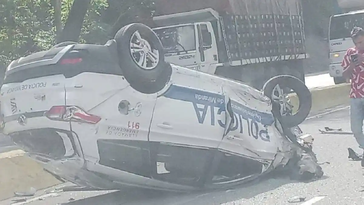 Un policía muere y otra está delicada tras accidente en la ARC