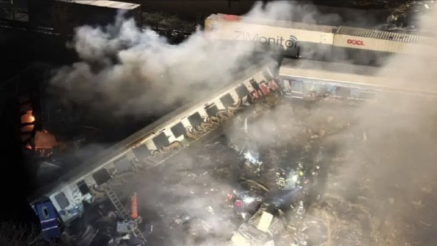 ESPANTOSO CHOQUE frontal de trenes en Grecia deja 36 muertos y decenas de heridos
