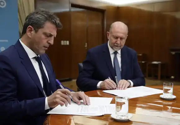 Deuda Histórica: Perotti y Massa suscribieron el acta de entrega de bonos por un total de $151.873 millones