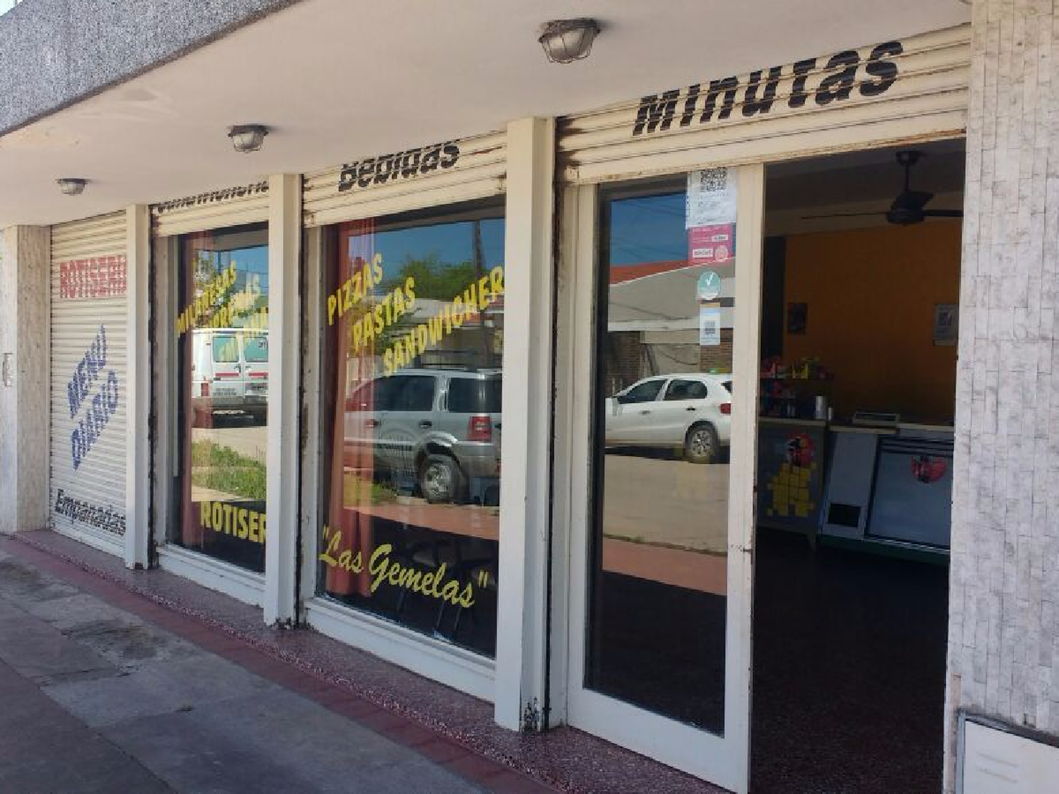 Quiso robar en una rotisería pero se llevó la moto de un cliente